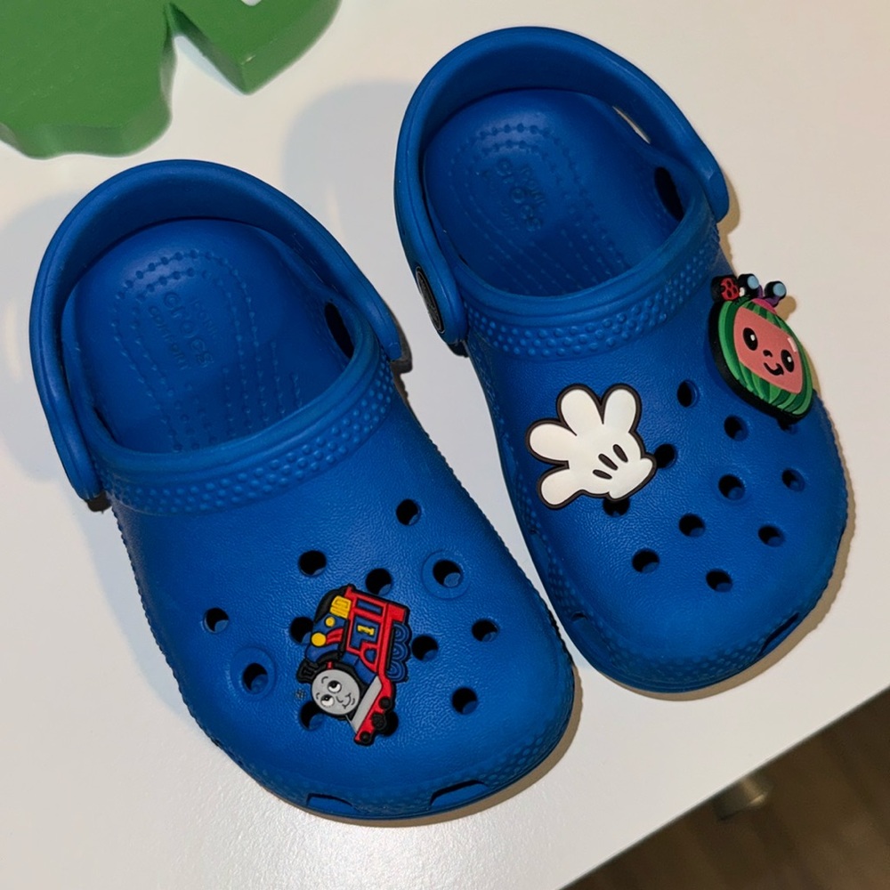 bright blue 7C crocs